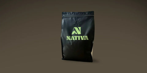 Black coffee bag with 'Nativa' logo on a brown background